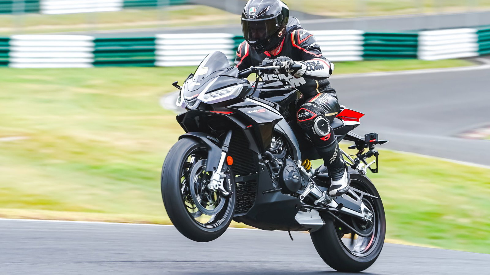The Tuono 660 Factory wheelies over the mountain at Cadwell Park